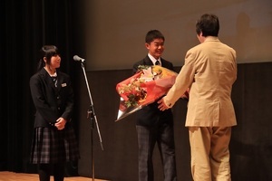 花束を贈呈する川西中学校生徒